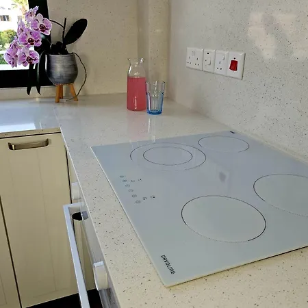 Pool Sight Center Location 2 Bedrooms Апартаменты Пафос